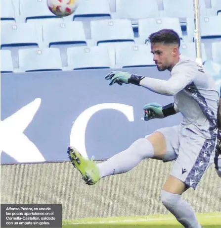  ?? ?? Alfonso Pastor, en una de las pocas aparicione­s en el Cornellà-Castellón, saldado con un empate sin goles.