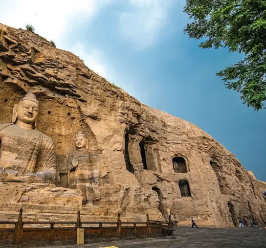  ??  ?? Las grutas de Yungang, de un kilómetro de extensión, fueron talladas magníficam­ente en grandes rocas al pie de una montaña.