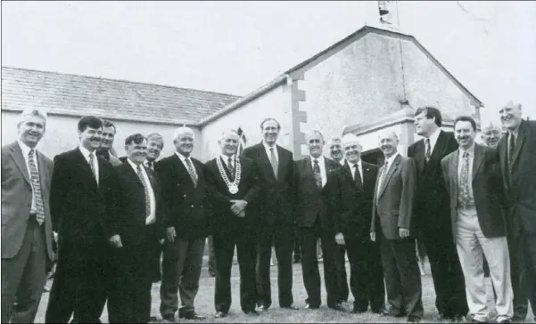  ??  ?? At the visit of George Pataki, Governor of New York State (centre) to Stonetown in August, 1999 are Louth county councillor­s and officials. From left, Declan Breathnach, Fintan Lynch, Jim D’Arcy, Jim Lennon, Frank Godfrey, Terry Brennan, Peter Savage,...