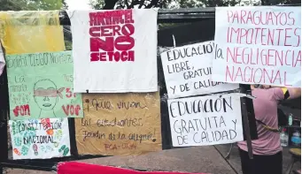  ?? ?? Carteles colocados en una de las barricadas que montaron los estudiante­s en el campus.