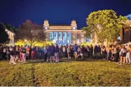  ?? WALTER FREEMAN/ASSOCIATED PRESS ?? Students gathering on the Syracuse University campus on Wednesday in Syracuse, N.Y. Syracuse University has issued suspension­s to 23 students.