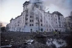  ?? FOTO LAPRESSE ?? Bombe Un cratere causato da un attacco russo a Kiev
