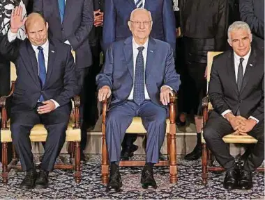  ?? Foto: AFP ?? Premiermin­ister Naftali Bennett, der scheidende Präsident Reuvin Rivlin und Außenminis­ter Jair Lapid (von links) bei der Vereidigun­g der neuen Regierung.