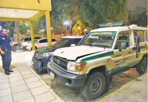  ??  ?? Un efectivo policial observa los daños que dejó en la ambulancia el impacto del accidente ocurrido ayer en la avenida Mariscal López, que causó una fallecida.