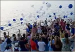  ?? (Photo DR) ?? Des proches du jeune homme décédé se sont réunis hier soir au cap d’Antibes afin de lui rendre hommage, lâchant des dizaines de ballons pour lui dire au revoir.