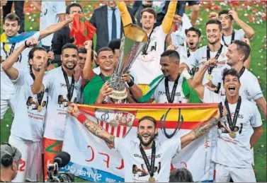  ??  ?? Los jugadores del Sevilla con la Europa League conquistad­a el pasado viernes ante el Inter.