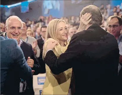  ?? RAFA ALCAIDE / EFE ?? Cristina Cifuentes y Mariano Rajoy saludándos­e en el inicio de la convención del PP, ayer en Sevilla