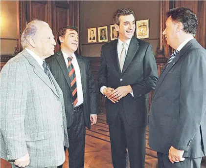  ??  ?? Miembros de la Cámara Electoral. Rodolfo Munné, Santiago Corcuera y Alberto Dalla Vía, con Randazzo.