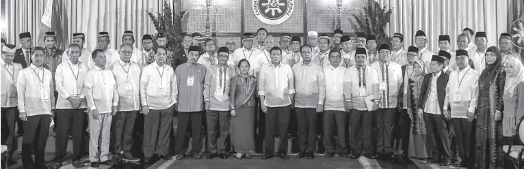  ??  ?? THE LEADERSHIP of the Moro Islamic Liberation Front and the Moro National Liberation Front have their photo taken with President Rodrigo Duterte and House of Representa­tives Speaker Gloria Macapagal-Arroyo after the oath-taking of the members of the Bangsamoro Transition Authority inside Rizal Hall in Malacañan Palace.