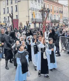  ??  ?? Cortège d’enfants