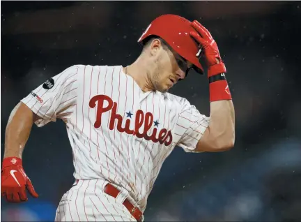  ?? MATT SLOCUM — THE ASSOCIATED PRESS ?? Philadelph­ia Phillies’ catcher J.T. Realmuto runs the bases after a home run Tuesday against the Chicago Cubs in Philadelph­ia.