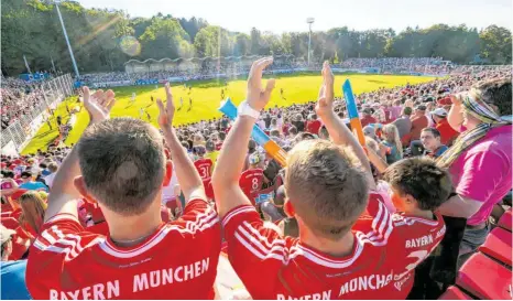  ?? FOTO: RALF LIENERT ?? So wie 2014 wird es so schnell nicht mehr im Memminger Stadion: Szene des Spiels Fanclub Red Baroons Dietmannsr­ied/FCM gegen den FC Bayern.