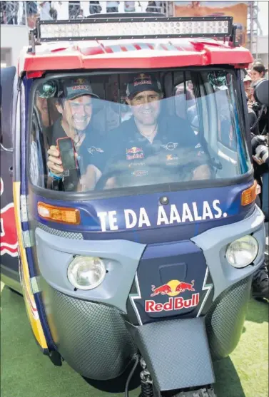  ??  ?? SONRIENTES. Cyril Despres y Stéphane Peterhanse­l posan divertidos antes del inicio del Dakar.