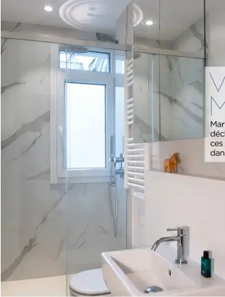  ??  ?? WHITE IS WHITE. La bonne idée de l'architecte Stephan Bidoux pour révéler une micro-salle de bains avec élégance? Jouer la carte de la clarté et de l'épure, avec des murs immaculés et un revêtement de douche ton sur ton en marbre clair. Imparable. Intérieurs de collection