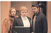  ?? FOTO: APPLETV+ ?? Lauren Ambrose, Rupert Grint und Toby Kebbell (v. l.) in „The Servant“.