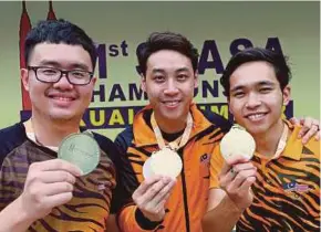  ?? PIC BY OWEE AH CHUN ?? (From left) Choo Wen Yan, Johnathan Wong and Eddy Chew won the 10m air pistol team event yesterday.