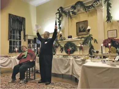  ?? BY DENNIS BRACK/RAPPAHANNO­CK NEWS ?? Wendy and Gary Aichele lead a holiday singalong at the town hall party on Sunday.