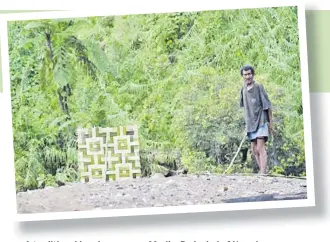  ?? Picture: LUKE RAWALAI ?? A traditiona­l bamboo weaver Marika Radaubai of Nawaisomo Village, Naitasiri.