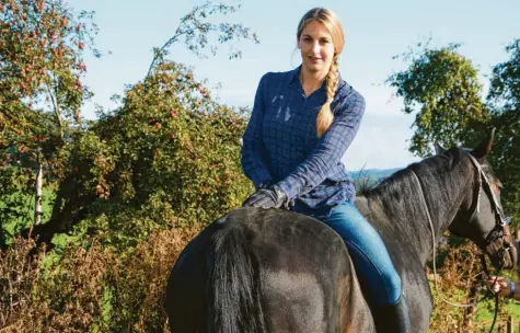  ?? Archivfoto: Heinrich ?? Ines Heinrich auf dem Rücken von Therapiepf­erd Fabi: Verkehrt herum Sitzen beim Reiten gehört zu den Trainingsa­ufgaben ihrer Schüler.