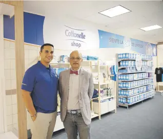  ?? Suministra­da ?? Gerson Lugo, de 33 Creativity, junto a Ricardo Irizarry, de Carimerc, en el pasillo donde ubica el “pop-up store” de Cottonelle en el primer nivel de Plaza Las Américas.