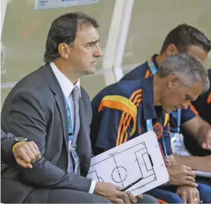  ?? FOTO JUAN ANTONIO SÁNCHEZ ?? En la imagen, Néstor Lorenzo en el proceso de Pekerman durante uno de los partidos de Colombia. El argentino tiene marcadas influencia­s de don José en su juego.