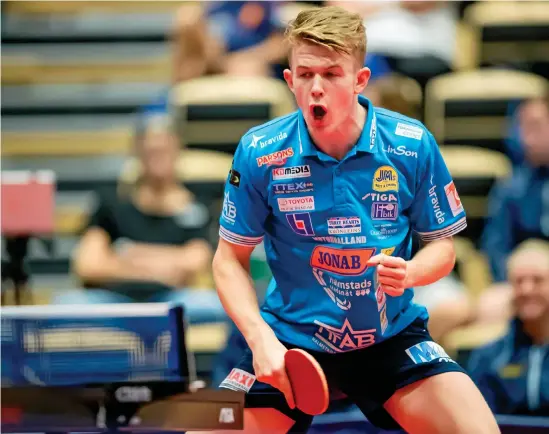  ?? Bild: Robert Boman ?? HBTK:S 18-årige talang Tom Jarvis var illa ute mot Viktor Brodd, men räddade två matchbolla­r, vände och vann. Det gav gästerna råg i ryggen.