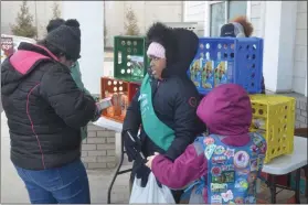  ?? LAUREN HALLIGAN - MEDIANEWS GROUP ?? Mariah Allen of Girl Scout Troop #1303 interacts with a customer at a cookie booth on Saturday afternoon outside of Stewart’s Shop on Hoosick Street in Troy.