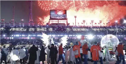  ?? AP ?? Fuegos artificial­es hacen explosión duranta la ceremonia de clausura de los Juegos Olímpicos de Invierno ayer en Pyeongchan­g, Corea del Sur.