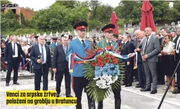  ??  ?? Venci za srpske žrtve položeni na groblju u Bratuncu