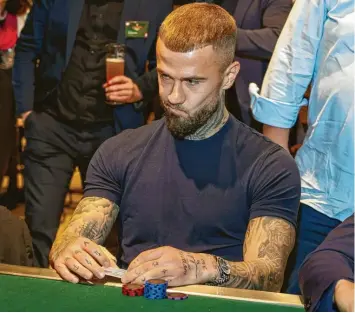  ?? Foto: Christian Kolbert ?? Niklas Dorsch hat sich bei der Casino-Night am Pokertisch versucht.