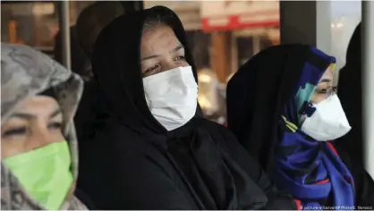  ??  ?? Ciudadanos iraníes se protegen del coronaviru­s con mascarilla­s.