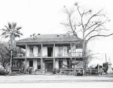  ?? Houston Chronicle file photo ?? In 1954, the city slated the Kellum-Noble House for demolition, but it was spared and underwent restoratio­n work in 1956.