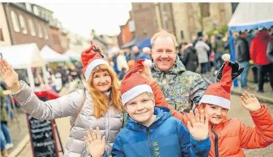  ?? RP-FOTO: SALZBURG ?? Die Angermunde­r haben sich über die Rückkehr des Nikolausma­rktes gefreut, so auch Jerome und Finlay mit ihren Eltern Anja und Frank.