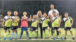  ??  ?? EN CHENGDÚ. Alexandra Fernández, con los niños de la academia.