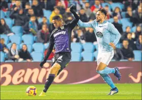  ?? FOTO: EFE ?? En-Nesyri pugna con David Costas durante un lance del partido de ayer en Balaídos