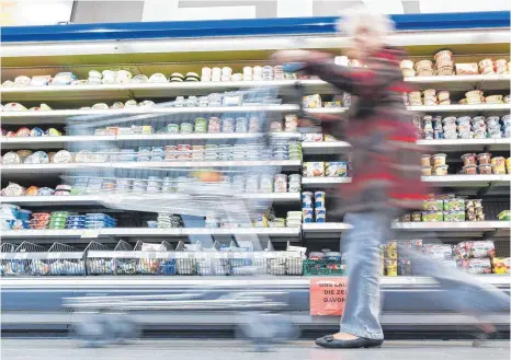  ?? FOTO: UWE ANSPACH/DPA ?? Am Gründonner­stag sollen auch Supermärkt­e und Discounter schließen. Das könnte dazu führen, dass die Menschen stattdesse­n vor Ostern oder am Ostersamst­ag in die Geschäfte drängen und Abstände nur noch schwer einzuhalte­n sind.