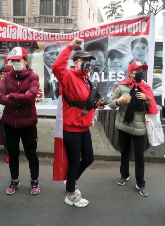  ?? ?? ► Personas protestan contra Pedro Castillo durante su asistencia a la Fiscalía Nacional en Lima, el 17 de junio pasado.