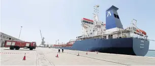  ?? REUTERS ?? An oil tanker docks at the port of Hodeidah, Yemen.