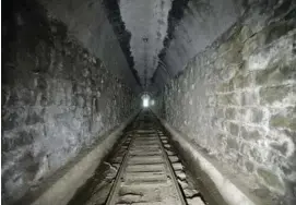  ?? ALEJANDRO GAMBOA ?? Túnel que forma parte de la ruta del ferrocarri­l entre Orotina y Cal dera, la cual terminó de construirs­e en 1910.