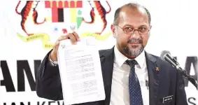  ??  ?? Gobind Singh shows a latter from Sport & Media Distributo­r to sponsor the telecast at the press conference. — Bernama photo