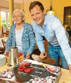  ?? Foto: Schröder ?? Voriges Jahr konnte Elsa Maria Ried ihren 90. Geburtstag noch im großen Kreis der Familie feiern. Das Bild zeigt sie mit Hermann Ried.