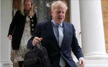  ??  ?? Boris Johnson på vej hjemmefra inden afstemning­en i det konservati­ve parti torsdag. Ifølge resultatet har han kurs mod Downing St. nr. 10. Foto: Simon Dawson/AP