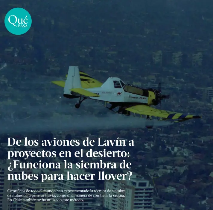  ?? ?? ► Uno de los aviones “Dromader” PZL M18, que sobrevoló Las Condes en agosto de 1996. Fuente: Archivo Histórico–Cedoc Copesa.