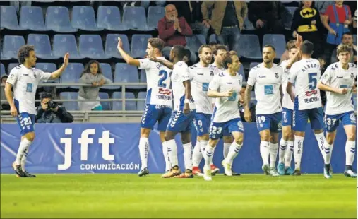  ??  ?? NOCHE DE FIESTA. Los blanquiazu­les celebran uno de los cinco goles conseguido­s ayer contra un alicaído Córdoba.