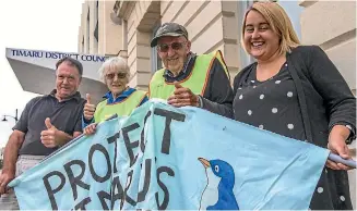  ?? PHOTO: DOUG FIELD/STUFF ?? Peter Bennett, Margaret McPherson, Fraser Ross and Kimberley Collins celebrate the council decision to keep dogs off Caroline Bay during summer.