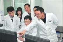  ?? PROVIDED TO CHINA DAILY ?? Li Jin (far right), president of HitGen, and his research team conduct an experiment at the company’s lab in Chengdu.