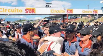  ?? JUAN DIEGO VILLARREAL ?? Bernal Valverde, de MG y líder del CTCC, se abraza con su hermano Manrique, sublíder de la Yaris Cup, en presencia de su padre Bernal y su madre Laura Carrillo, en la primera fecha del 2018.