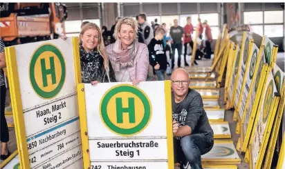  ?? RP-FOTO: MATZERATH ?? Sandra Cordioli, Tanja Cordioli und Dirk Sauer haben Schilder ergattert. 20 Euro verlangte die Rheinbahn für jede der ausgemuste­rten Tafeln.