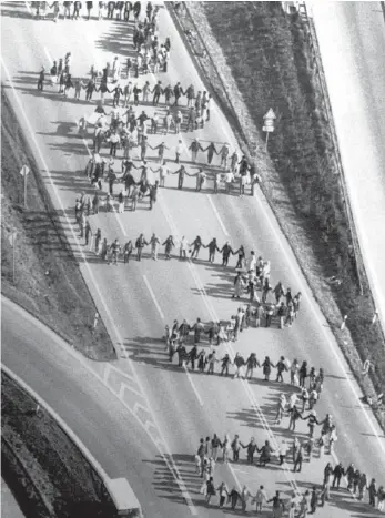  ?? FOTO: RUPERT LESER ?? Die sich über die Alb schlängeln­de Menschenke­tte am 22. Oktober 1983 aus der Luft