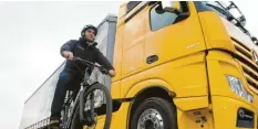  ?? Foto: Klaus-Dietmar Gabbert, dpa ?? Immer wieder gibt es Unfälle mit Fahrradfah­rern, wenn Lastwagen rechts abbiegen.